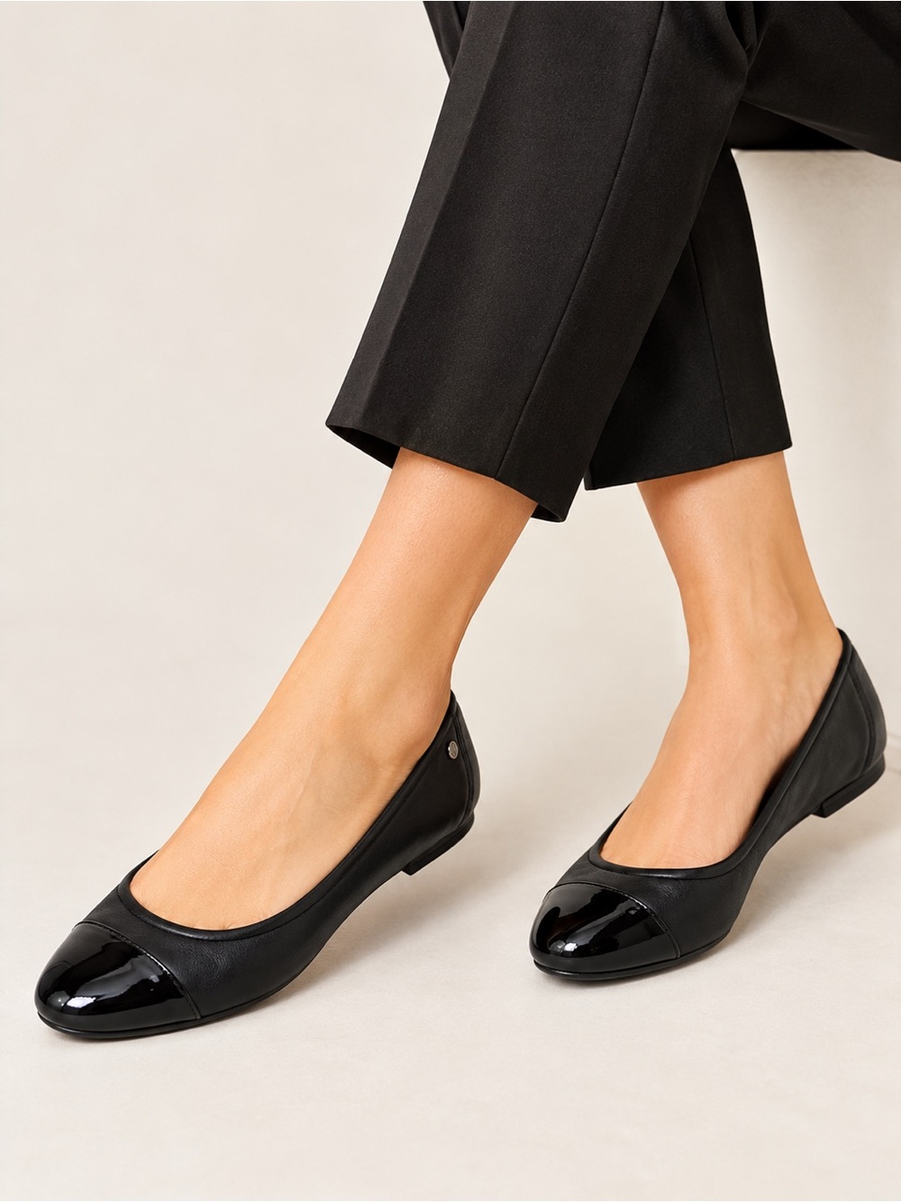 Vince Camuto Minndy Black Leather Patent Cap Toe Ballet Flats Women’s 9.5M